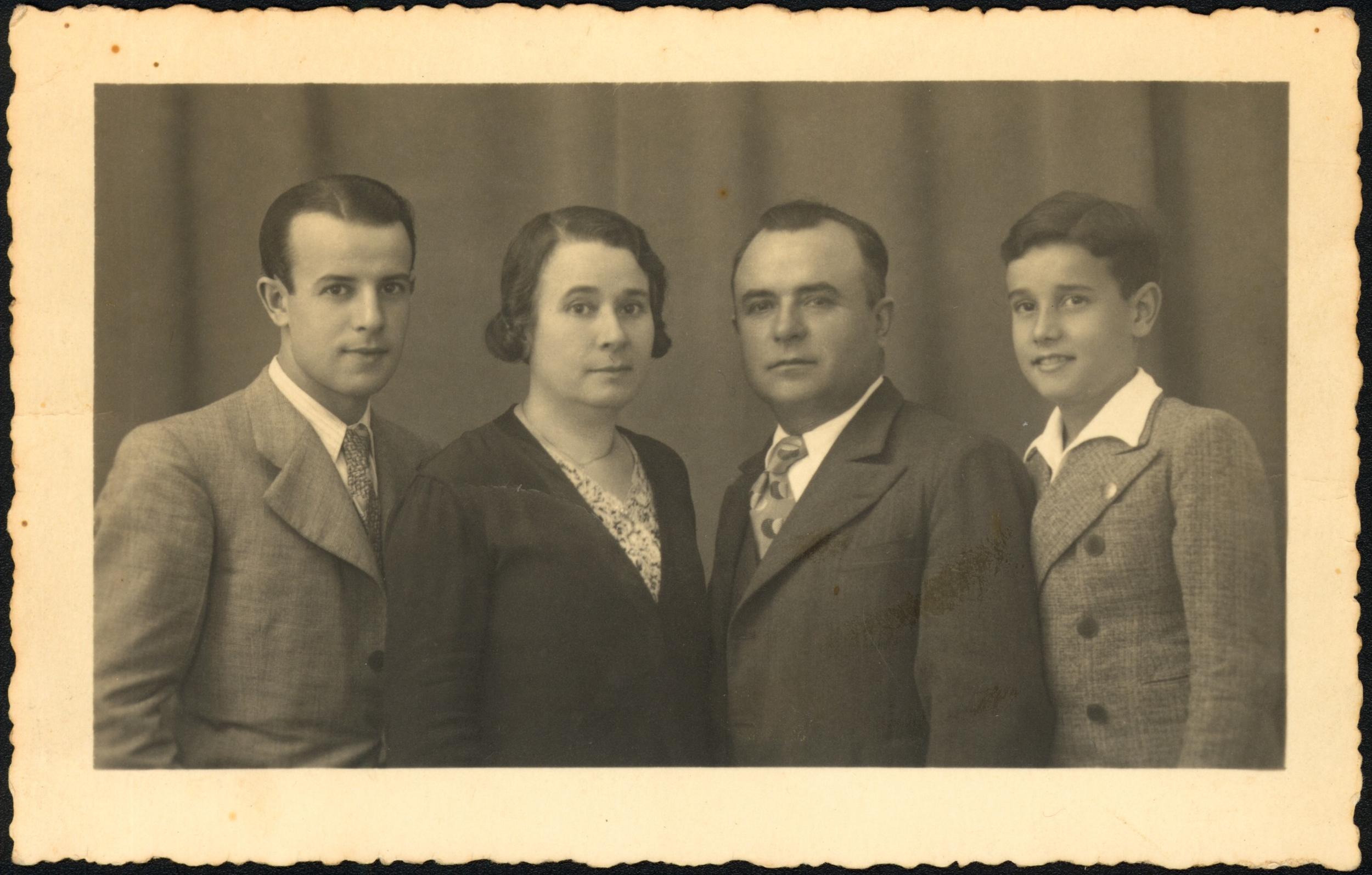 Manuel da Fonseca com os pais e o irmão Artur, anos 30