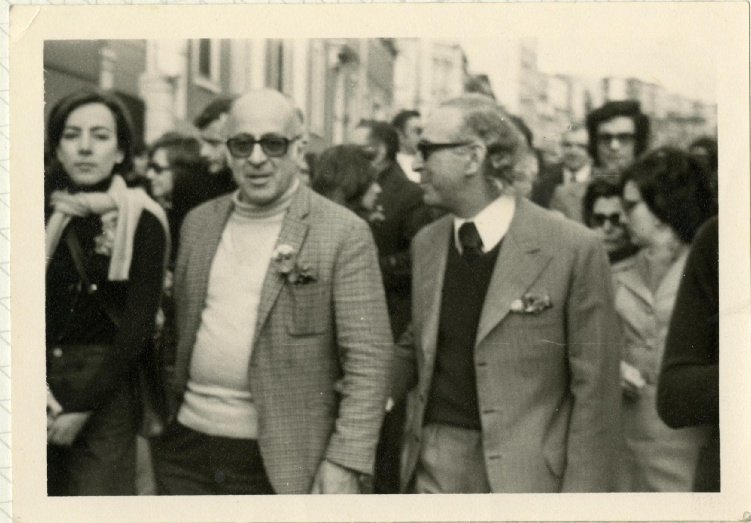 Joaquim Namorado e Orlando Carvalho no 1º de Maio de 1974, por FOCUS fotógrafo, [s.l.], 1974.