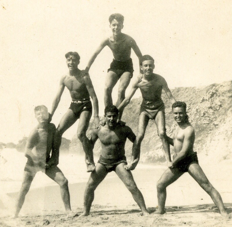 Arquimedes com amigos na praia da Ericeira, por Sebastião Goes, fotógrafo. Ericeira, cerca de 1939