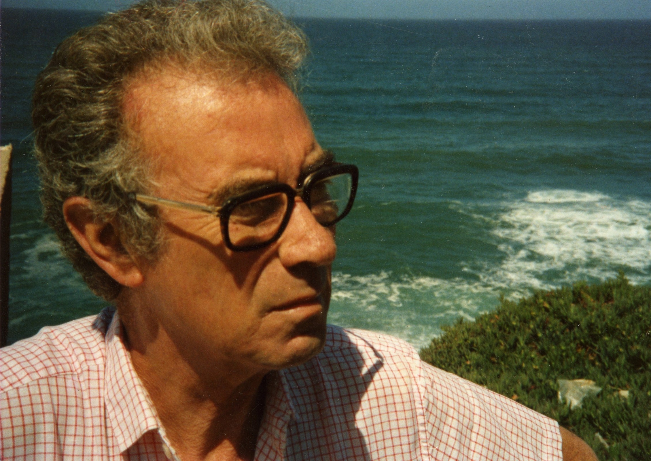 Mário Braga junto ao mar, anos 80