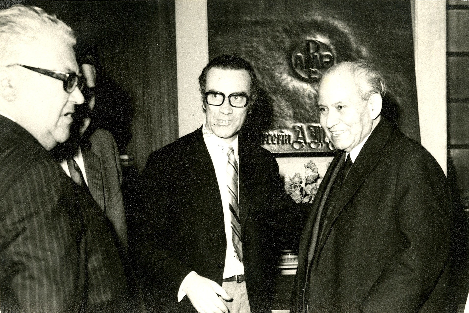 Mário Braga com Ferreira de Castro e o proprietário da Parceria A.M.Pereira, no lançamento da 2ª ...
