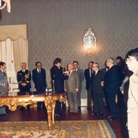 Manuel da Fonseca recebendo do Presidente da República Ramalho Eanes, 20 de julho de 1983