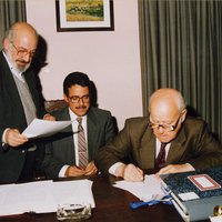 Manuel da Fonseca assinando o contrato de doação do seu espólio, 27 novembro de 1991