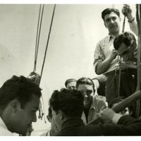 Soeiro Pereira Gomes junto ao mastro do barco 'Liberdade' num dos passeios do Tejo, anos 40