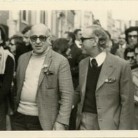  Joaquim Namorado e Orlando Carvalho no 1º de Maio de 1974, por FOCUS fotógrafo, [s.l.], 1974