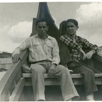 Alexandre Cabral com pescadores da Fonte da Telha, 4 abr. 1948