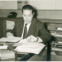  Alexandre Cabral (à secretária) na editora Latina, 1973