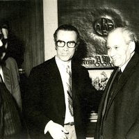 Mário Braga com Ferreira de Castro e o proprietário da Parceria A.M. Pereira, no lançamento da 2ª edição de 'Histórias de Vila', 1970