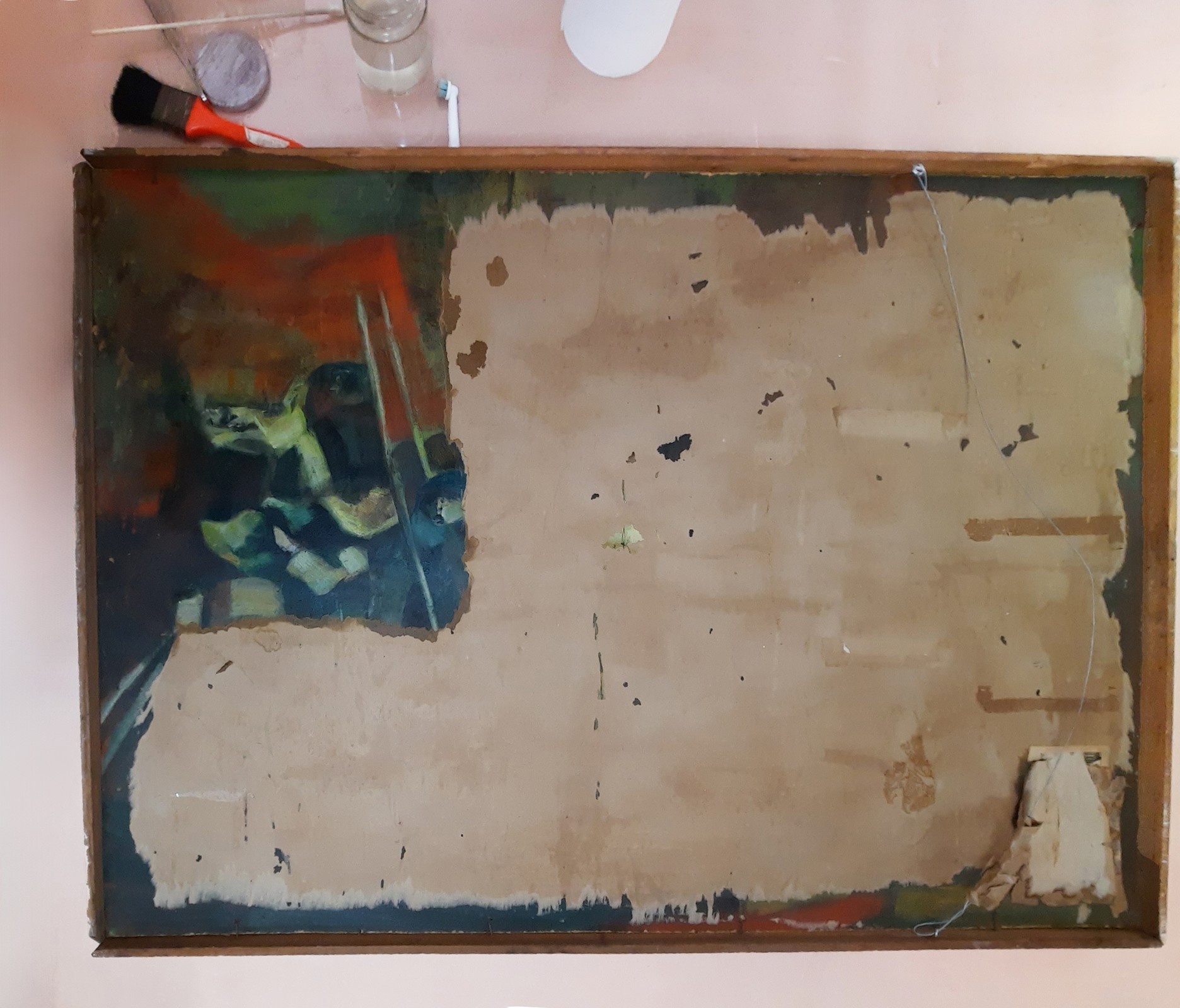 3 Durante a ação de remoção do papel fixado a tardoz da pintura principal.