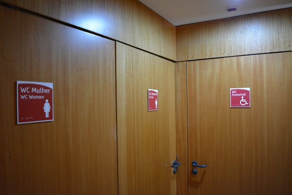 Placas identificativas de Wc´s (vista) – Museu Municipal Núcleo Museológico de Alverca