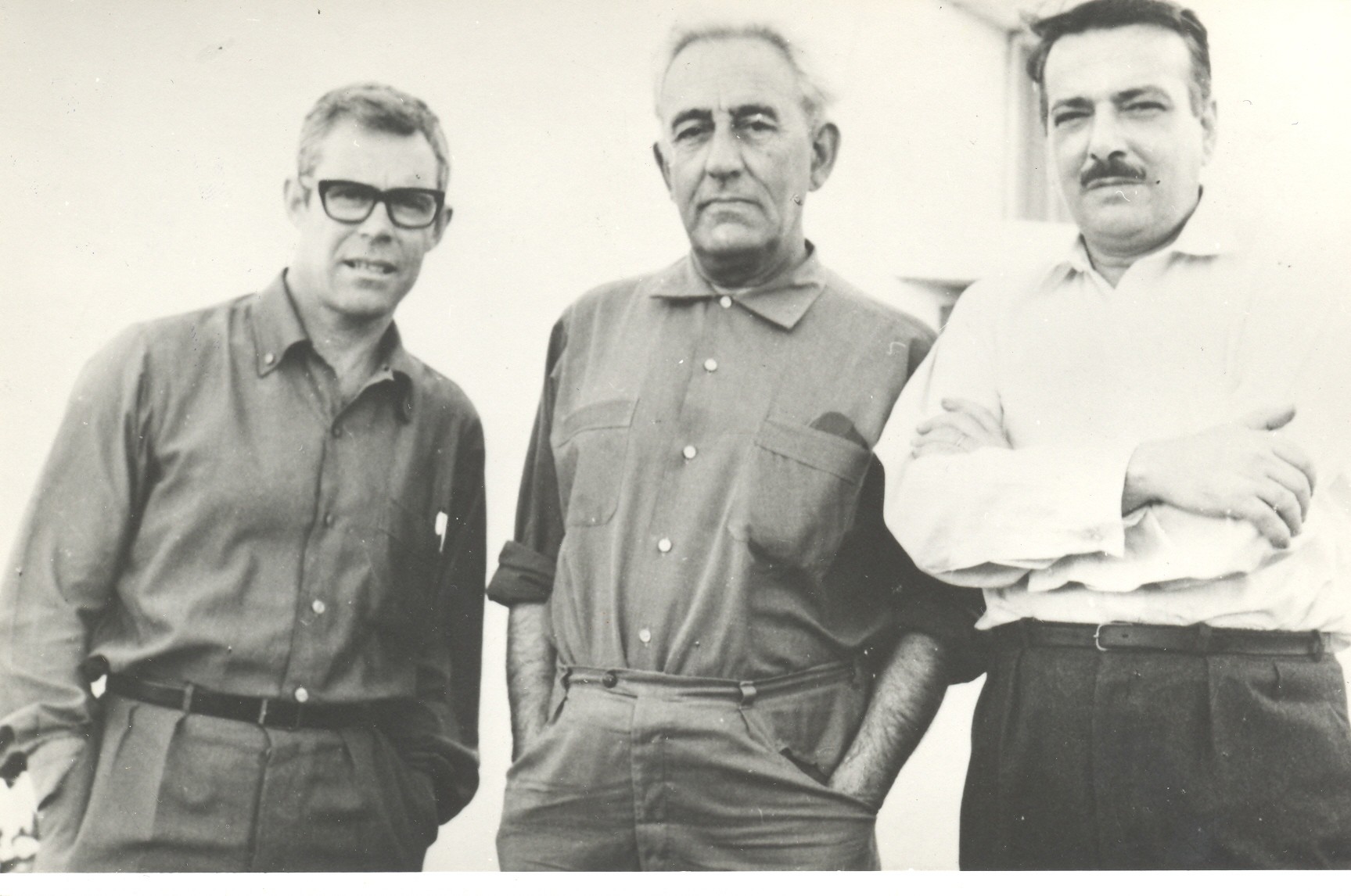 Augusto Abelaira com Carlos de Oliveira e José Gomes Ferreira.