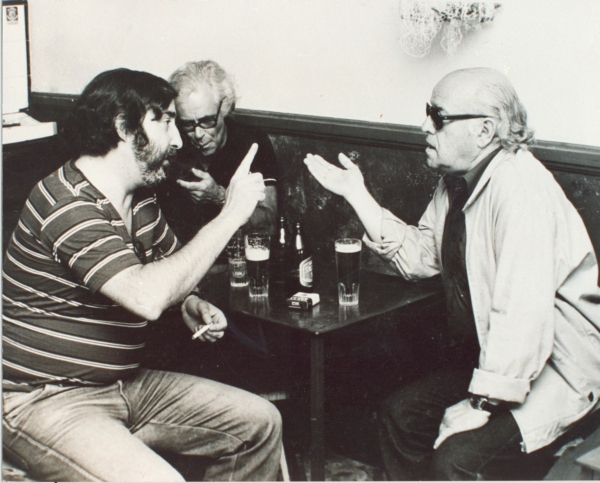 Augusto Abelaira com Manuel da Fonseca e Assis Pacheco.