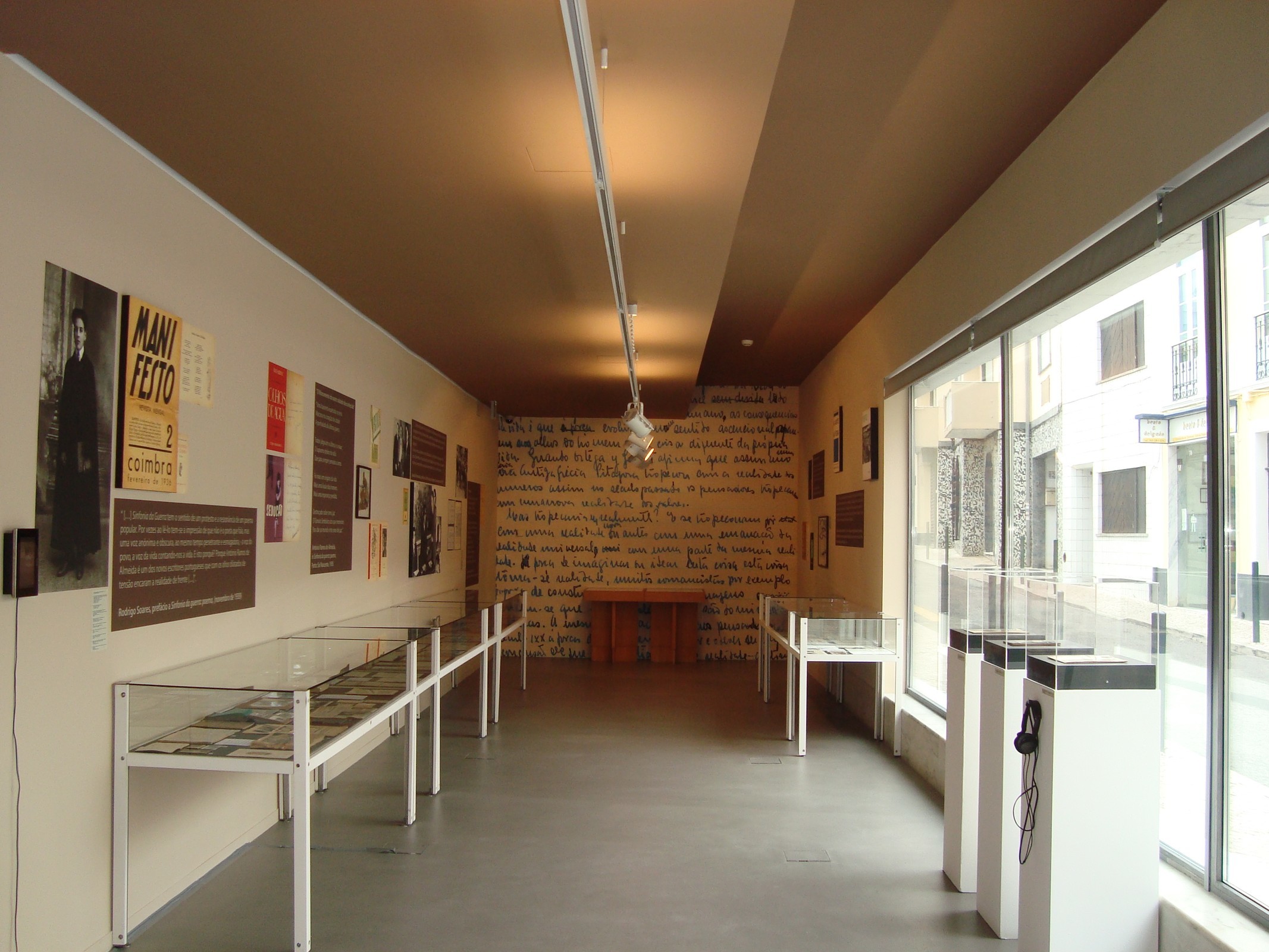 Vista geral da Exposição A Vida e a Arte de António Ramos de Almeida, Museu do Neo-Realismo, 2013.