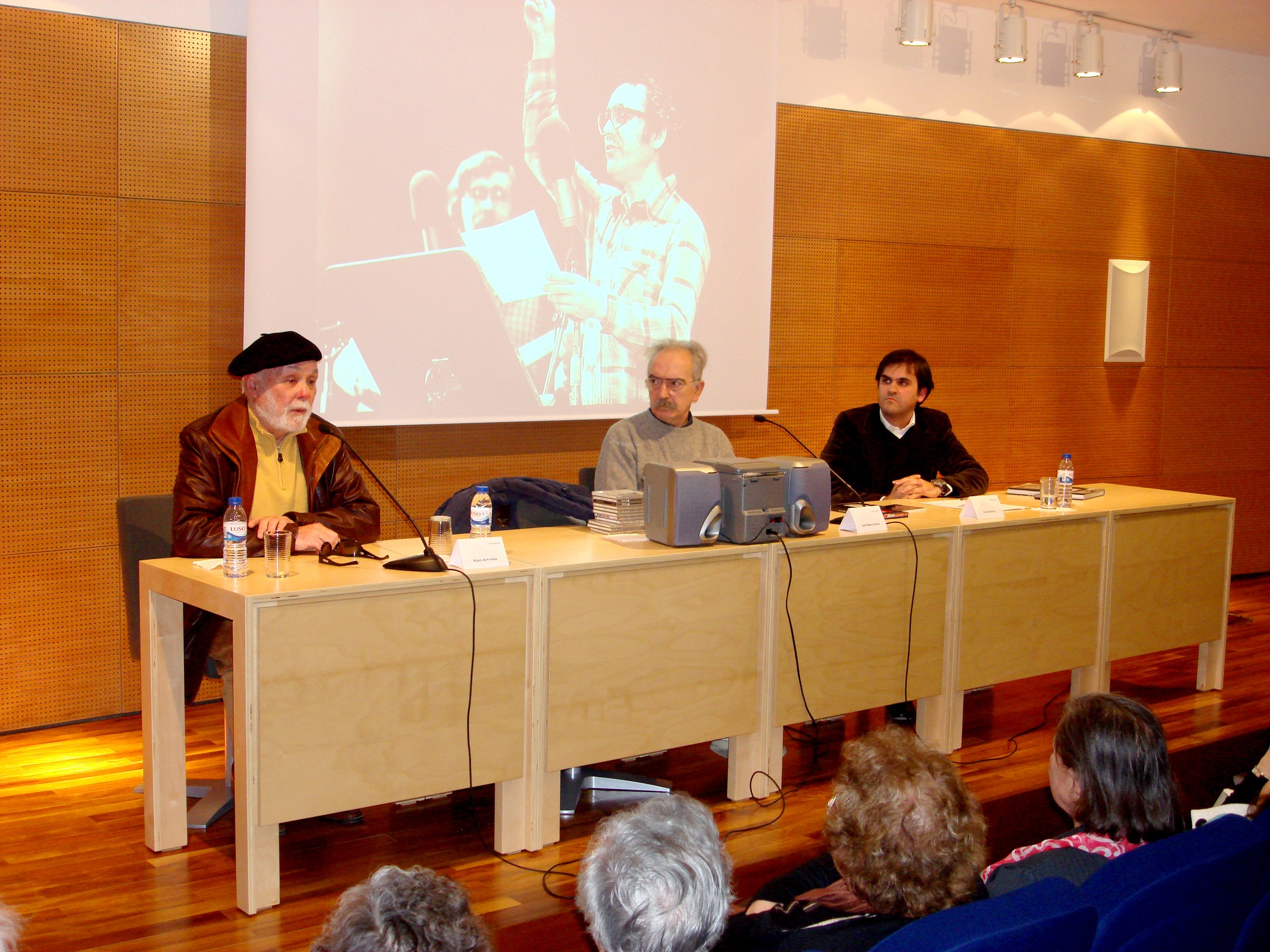 José Mário Branco com Alípio de Freitas na sessão de homenagem a Zeca Afonso do Museu do Neo-Real...
