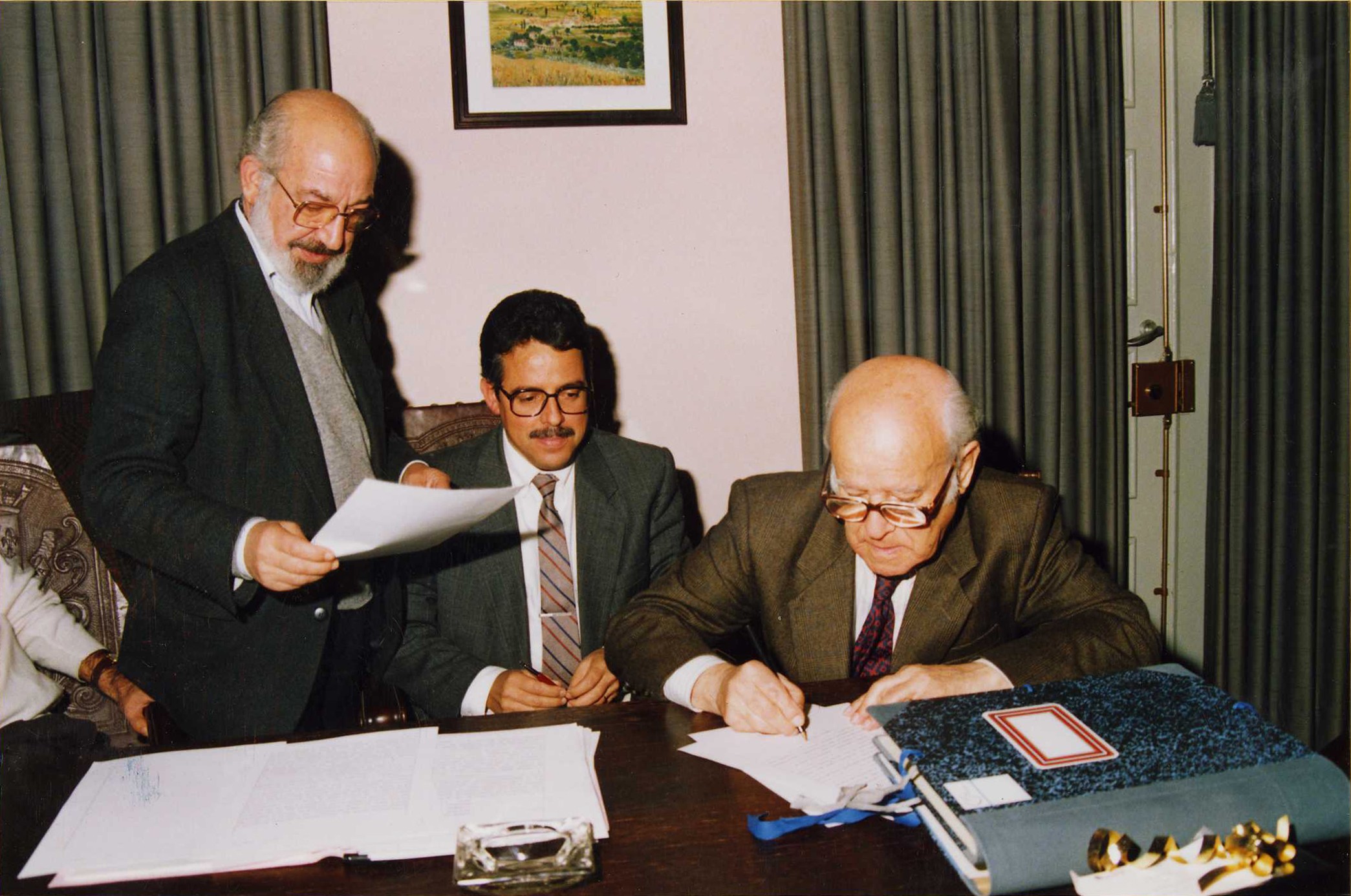 Manuel da Fonseca assinando o contrato de doação do seu espólio na presença do Presidente da Câma...