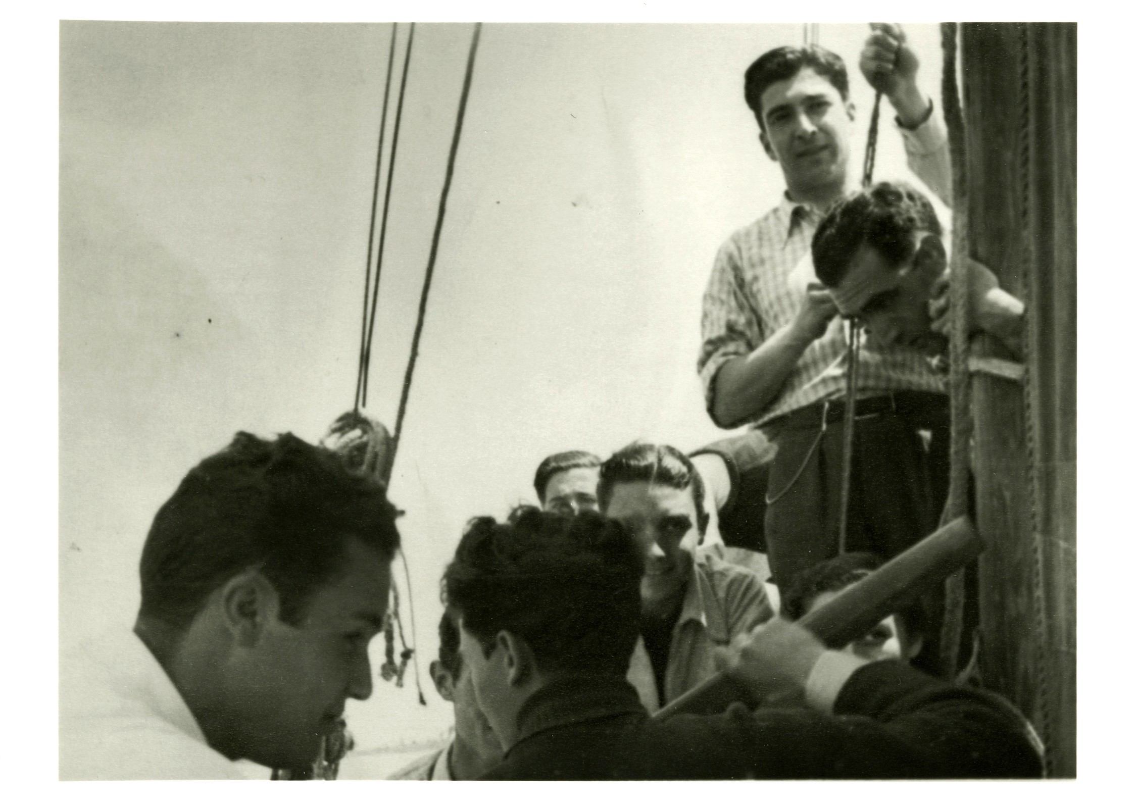 Soeiro Pereira Gomes junto ao mastro do barco 'Liberdade' num dos passeios do Tejo, por fotógrafo...