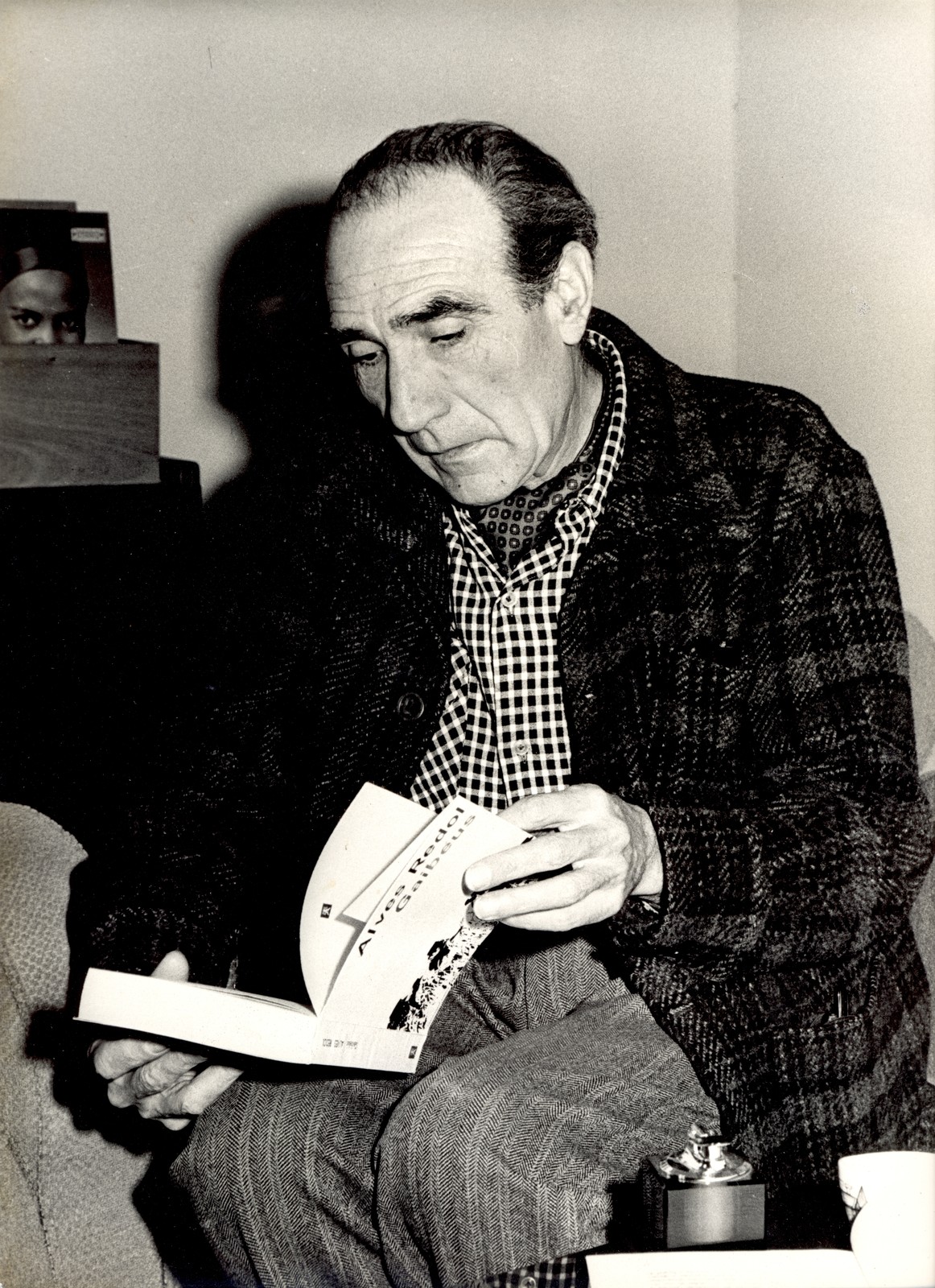 Alves Redol com o livro 'Gaibéus', anos 50.