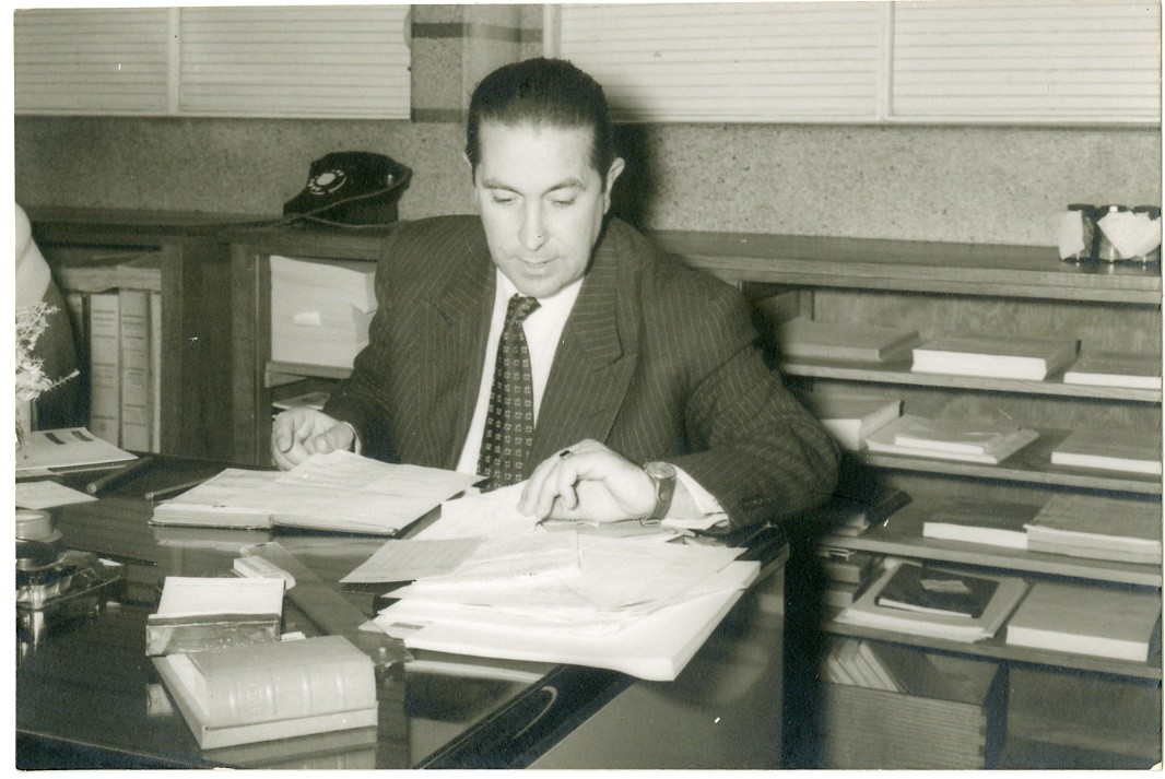 Alexandre Cabral (à secretária) na editora Latina], 1973